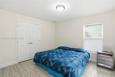House in Lehigh Acres, Florida 3 bedrooms № 2057526 - photo 9