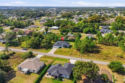 House in Lehigh Acres, Florida 3 bedrooms № 2057526 - photo 13