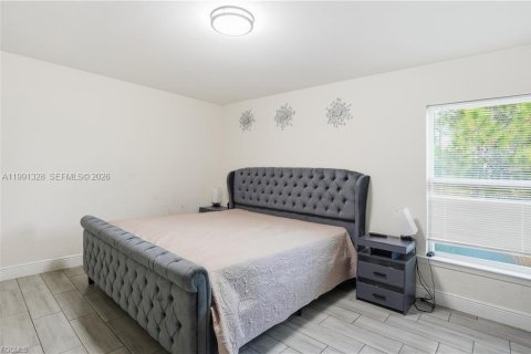 House in Lehigh Acres, Florida 3 bedrooms № 2057526 - photo 3