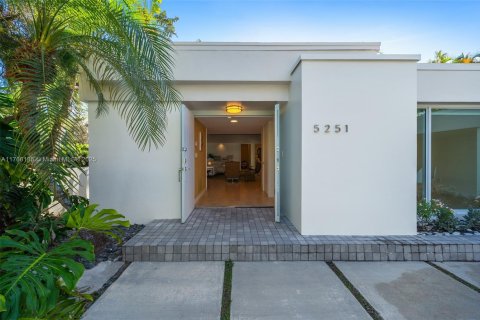 Villa ou maison à vendre à Miami Beach, Floride: 3 chambres, 197.23 m2 № 1942960 - photo 1