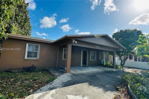 House in Hialeah, Florida 6 bedrooms, 222.59 sq.m. № 2065170