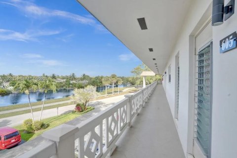 Condominio en Lauderdale Lakes, Florida, 2 dormitorios  № 2071143