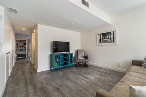 Townhouse in Jupiter, Florida 2 bedrooms, 109.25 sq.m. № 2249482 - photo 8