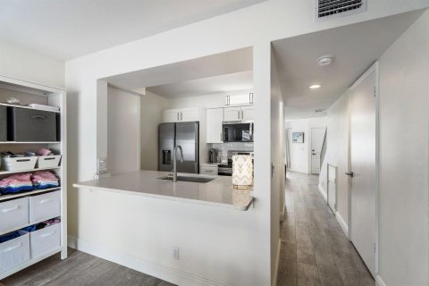 Townhouse in Jupiter, Florida 2 bedrooms, 109.25 sq.m. № 2249482 - photo 12