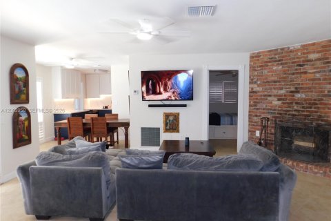 House in Wilton Manors, Florida 3 bedrooms, 114.08 sq.m. № 2069396 - photo 13