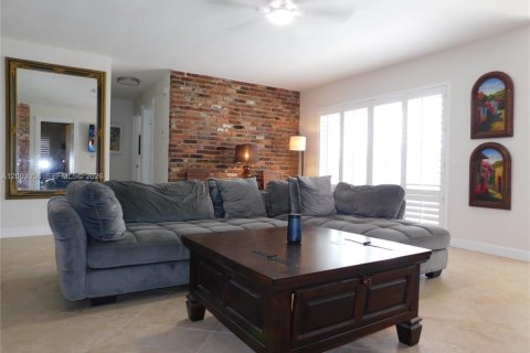 House in Wilton Manors, Florida 3 bedrooms, 114.08 sq.m. № 2069396 - photo 5