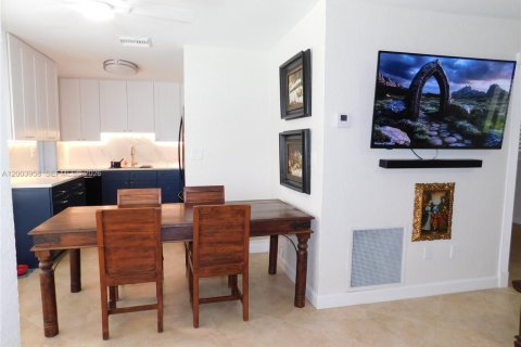 House in Wilton Manors, Florida 3 bedrooms, 114.08 sq.m. № 2069396