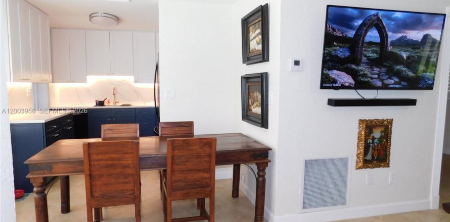 House in Wilton Manors, Florida 3 bedrooms, 114.08 sq.m. № 2069396