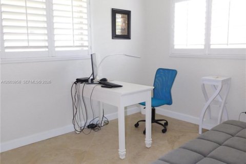 House in Wilton Manors, Florida 3 bedrooms, 114.08 sq.m. № 2069396 - photo 24