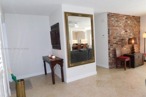 House in Wilton Manors, Florida 3 bedrooms, 114.08 sq.m. № 2069396 - photo 2