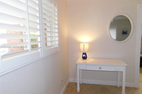 House in Wilton Manors, Florida 3 bedrooms, 114.08 sq.m. № 2069396 - photo 16