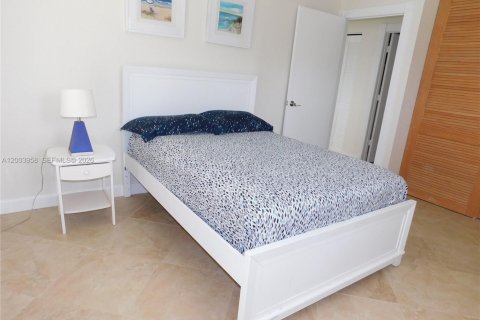 House in Wilton Manors, Florida 3 bedrooms, 114.08 sq.m. № 2069396 - photo 21