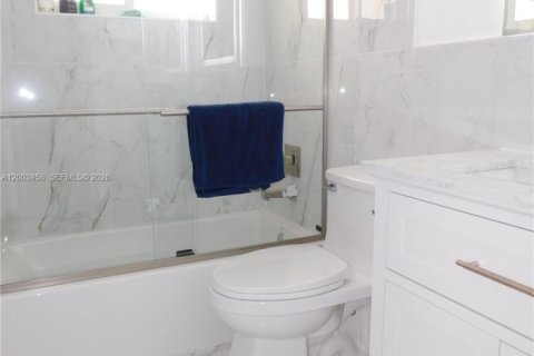 House in Wilton Manors, Florida 3 bedrooms, 114.08 sq.m. № 2069396 - photo 22