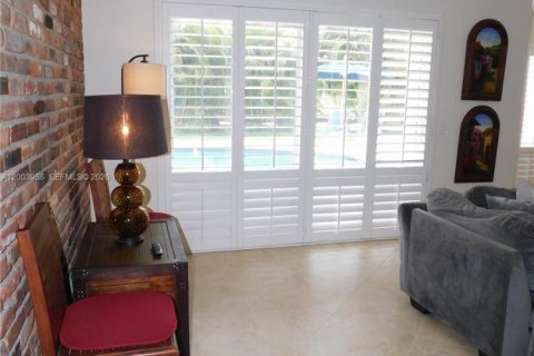 House in Wilton Manors, Florida 3 bedrooms, 114.08 sq.m. № 2069396 - photo 27