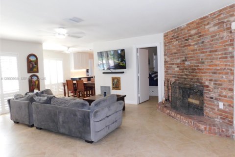 House in Wilton Manors, Florida 3 bedrooms, 114.08 sq.m. № 2069396 - photo 3