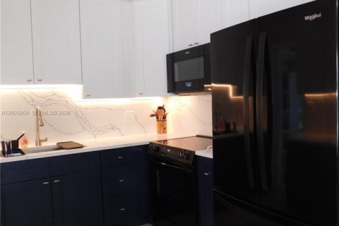 House in Wilton Manors, Florida 3 bedrooms, 114.08 sq.m. № 2069396 - photo 11