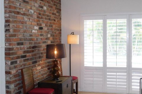 House in Wilton Manors, Florida 3 bedrooms, 114.08 sq.m. № 2069396 - photo 4