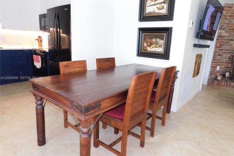 House in Wilton Manors, Florida 3 bedrooms, 114.08 sq.m. № 2069396 - photo 30