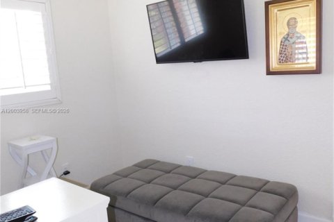 House in Wilton Manors, Florida 3 bedrooms, 114.08 sq.m. № 2069396 - photo 25