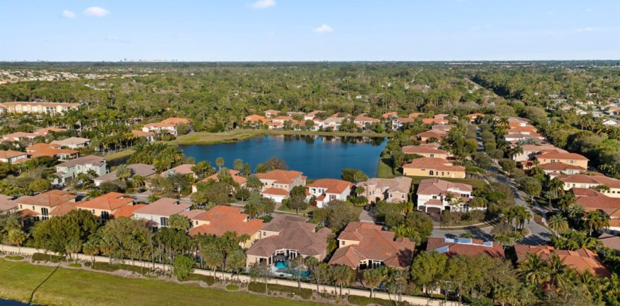 House in Lake Worth, Florida 6 bedrooms, 405.33 sq.m. № 1038384