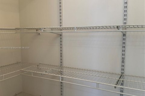 House in Dania Beach, Florida 3 bedrooms, 115.01 sq.m. № 1936117 - photo 24