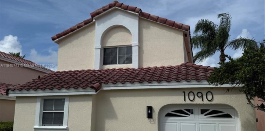 House in Dania Beach, Florida 3 bedrooms, 115.01 sq.m. № 1936117