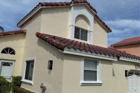 House in Dania Beach, Florida 3 bedrooms, 115.01 sq.m. № 1936117 - photo 4