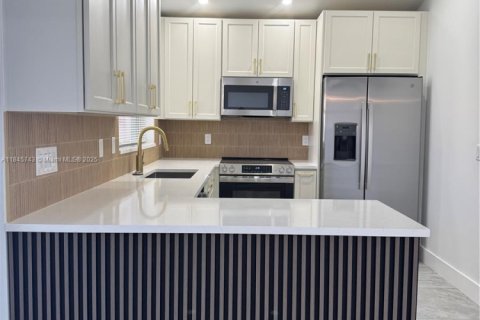 House in Dania Beach, Florida 3 bedrooms, 115.01 sq.m. № 1936117 - photo 8