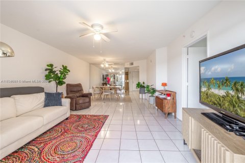 Condo in Pembroke Pines, Florida, 2 bedrooms  № 1814849 - photo 5