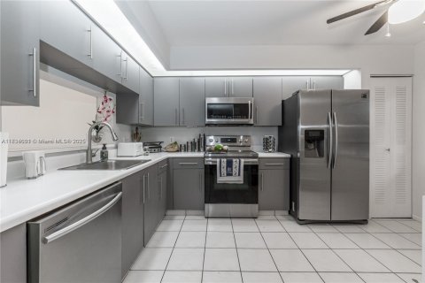 Condo in Pembroke Pines, Florida, 2 bedrooms  № 1814849 - photo 6