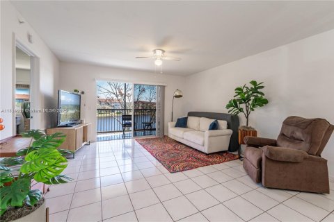Condo in Pembroke Pines, Florida, 2 bedrooms  № 1814849 - photo 1
