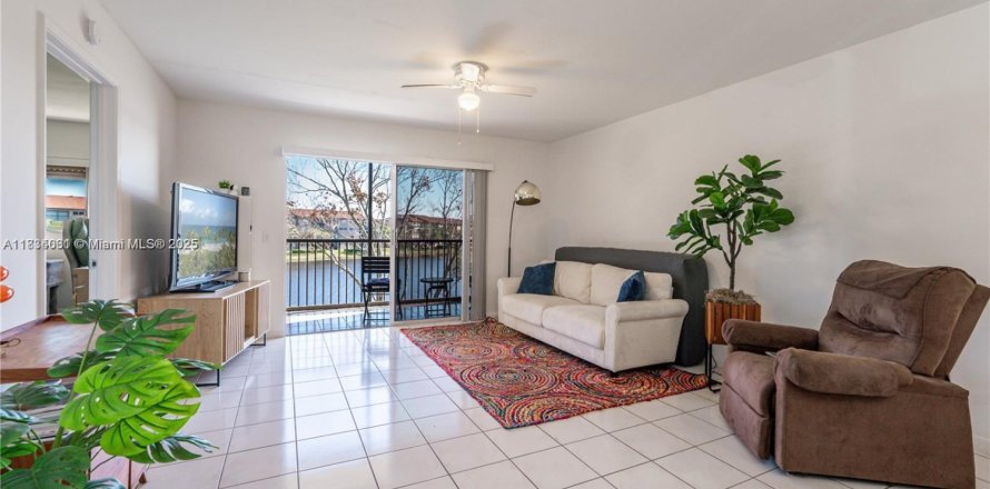 Condo in Pembroke Pines, Florida, 2 bedrooms № 1814849