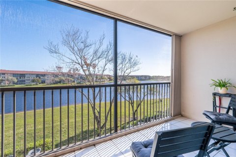Condo in Pembroke Pines, Florida, 2 bedrooms  № 1814849 - photo 3