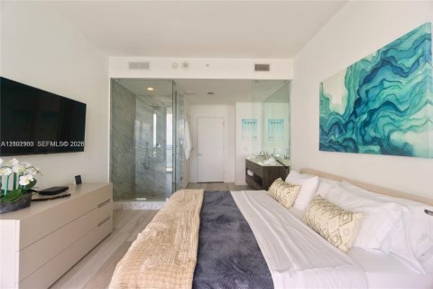 Condo in Miami, Florida, 2 bedrooms  № 2409045 - photo 17