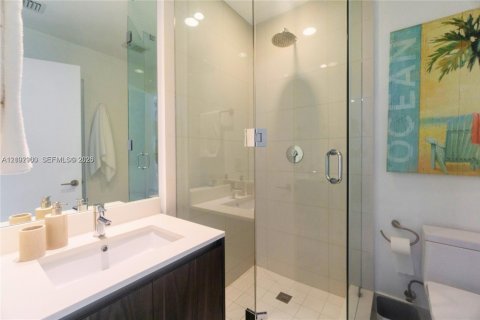 Condo in Miami, Florida, 2 bedrooms  № 2409045 - photo 13