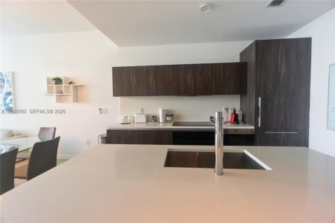 Condo in Miami, Florida, 2 bedrooms  № 2409045 - photo 12