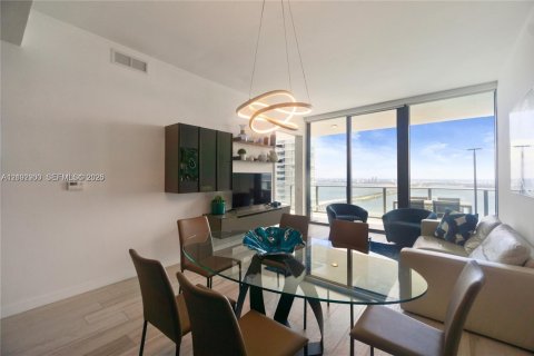 Condo in Miami, Florida, 2 bedrooms  № 2409045 - photo 2