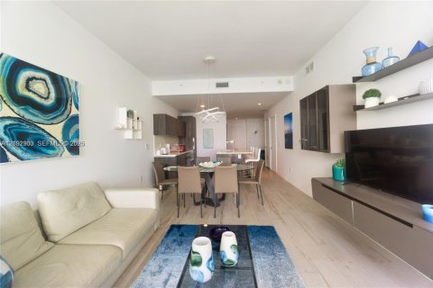 Condo in Miami, Florida, 2 bedrooms  № 2409045 - photo 9