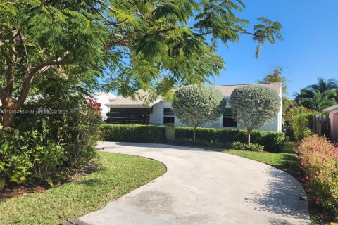 Снять в аренду виллу или дом в Форт-Лодердейл, Флорида 2 спальни, 81.29м2, № 1956179 - фото 1