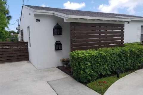 Снять в аренду виллу или дом в Форт-Лодердейл, Флорида 2 спальни, 81.29м2, № 1956179 - фото 3