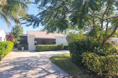 Снять в аренду виллу или дом в Форт-Лодердейл, Флорида 2 спальни, 81.29м2, № 1956179 - фото 2