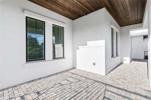House in Tampa, Florida 5 bedrooms, 506.13 sq.m. № 2333885 - photo 6