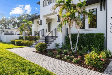 House in Tampa, Florida 5 bedrooms, 506.13 sq.m. № 2333885 - photo 3