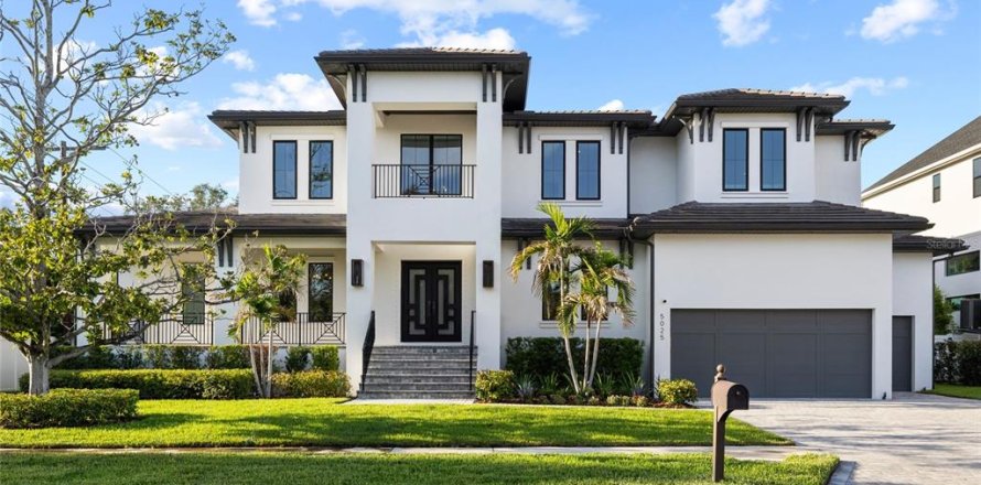 House in Tampa, Florida 5 bedrooms, 506.13 sq.m. № 2333885