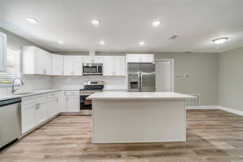 House in Englewood, Florida 4 bedrooms, 195.47 sq.m. № 1614569 - photo 9