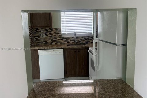 Condominio en alquiler en Sunrise, Florida, 2 dormitorios, 78.97 m2 № 1964280 - foto 8