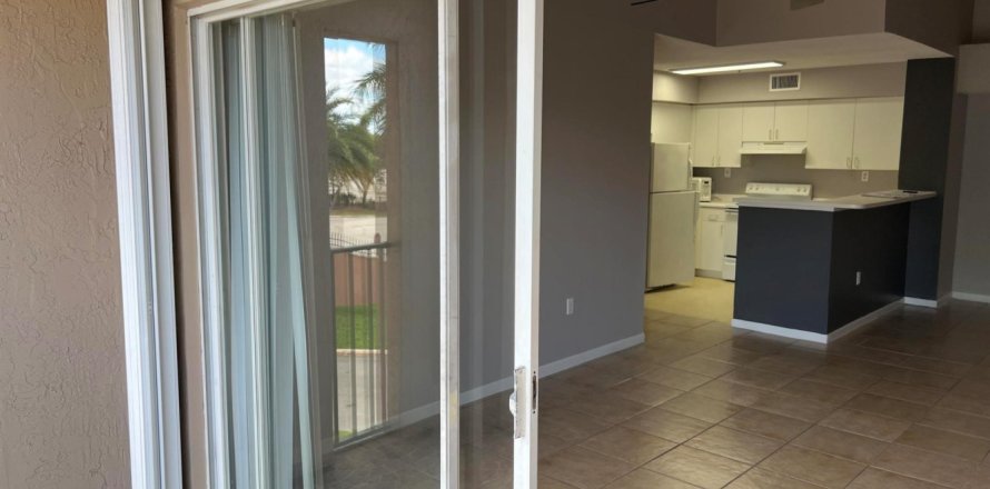 Condo in Lake Worth, Florida, 2 bedrooms № 1101113