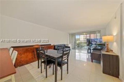 Copropriété à louer à Miami, Floride: 1 chambre, 96.25 m2 № 1892153 - photo 4