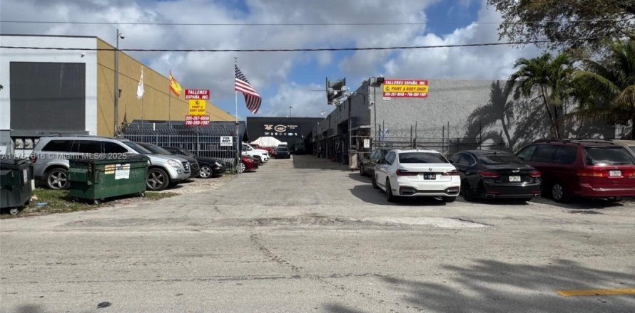Commercial property in Miami, Florida № 1860264