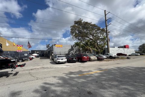 Commercial property in Miami, Florida № 1860264 - photo 3